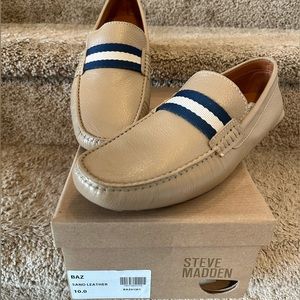 Men’s Steve Madden leather dress shoe loafer slip on sand navy NWT